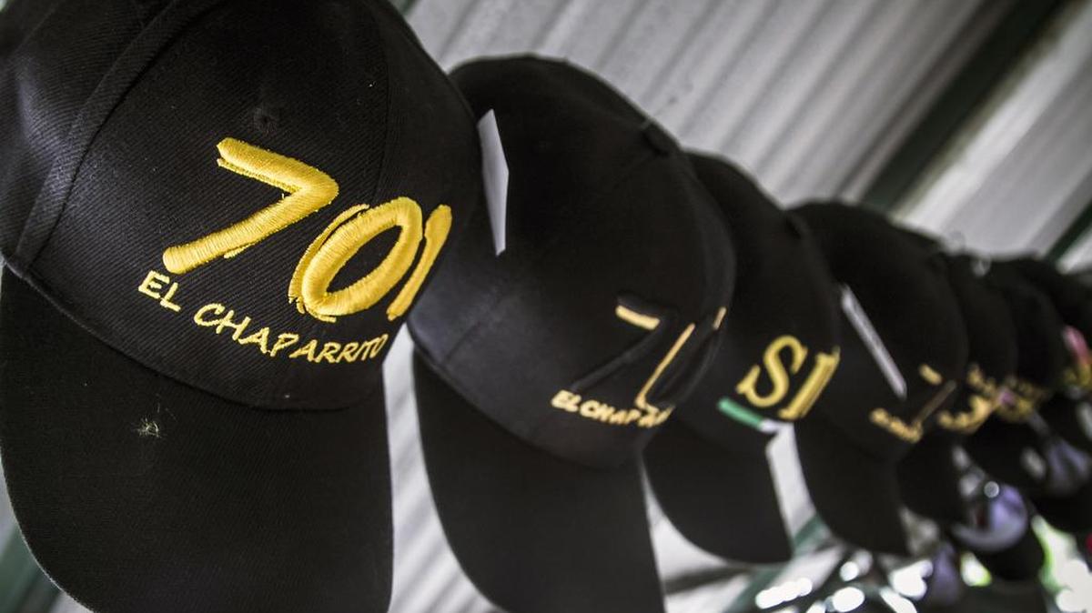 Vista de gorras que se muestran a la venta con bordados del número 701, el número con el que la revista estadounidense ‘Forbes’ ubicó al narcotraficante mexicano Joaquín “El Chapo” Guzmán Loera en la lista de las mayores fortunas del mundo - en Culiacán, estado de Sinaloa.