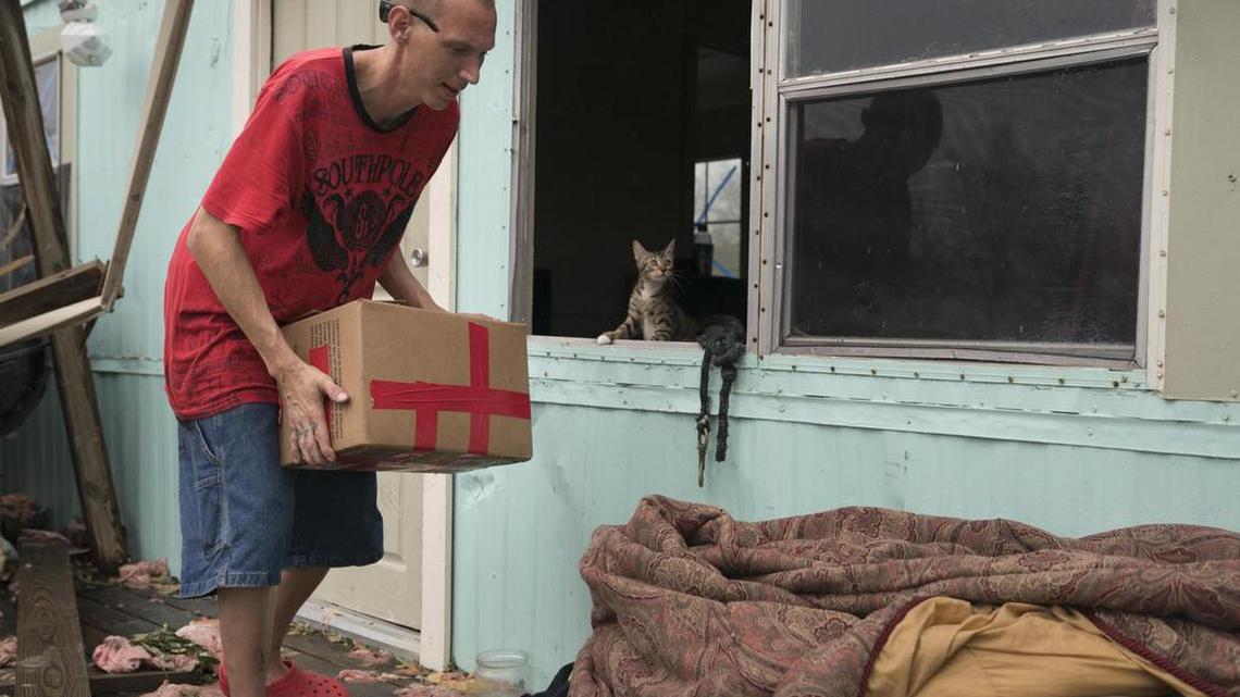 Sam Speights saca algunas pertenencias de su casa después del huracán Harvey, el lunes, 28 de agosto de 2017, en Rockport, Texas.