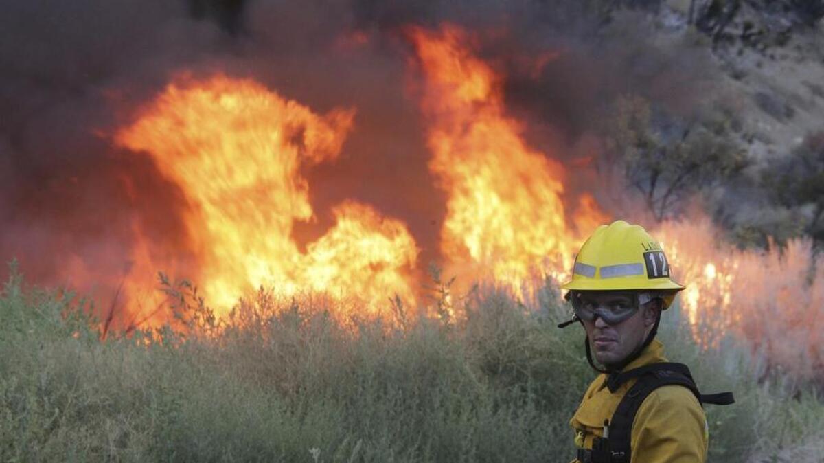 Un bombero participa en las labores de extinción del fuego Blue Cut a lo largo de la autopista 2 cerca de Wrightwood, California (Estados Unidos) el 17 de agosto de 2016.