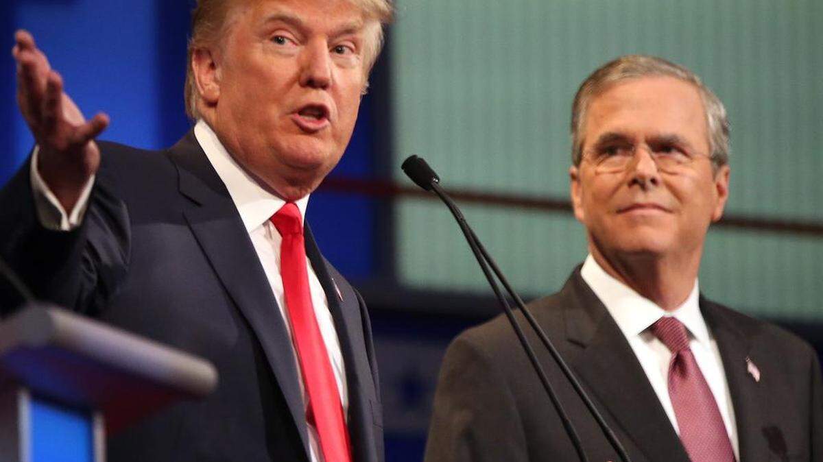 El multimillonario y candidato a la presidencia de EEUU, Donald Trump, y su rival Jeb Bush durante el debate presidencial del partido republicano el 6 de agosto de 2015.