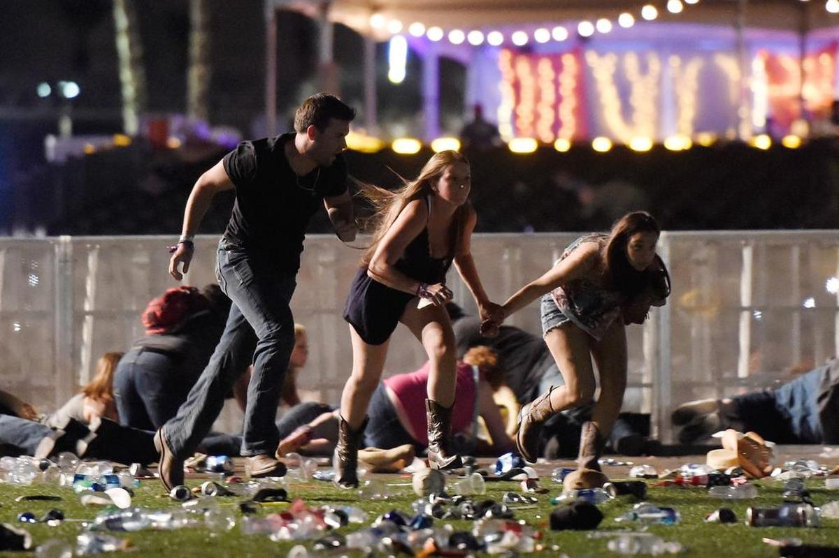 La gente corre del festival de la música country después de que se registró un tiroteo el 1 de octubre de 2017 en Las Vegas, Nevada.