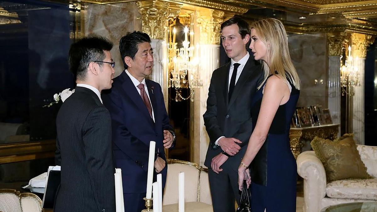 La reunión estuvo cerrada a los medios, pero imágenes divulgadas por el gobierno japonés muestran a Ivanka y a su marido, el empresario inmobiliario Jared Kushner, ambos de 35 años, conversando con Abe.