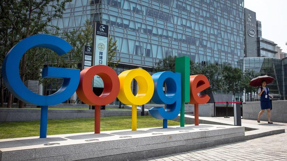 Imagen de archivo muestra a una mujer cerca del logotipo de las oficinas de la compañía estadounidense Google, en Pekín (China).