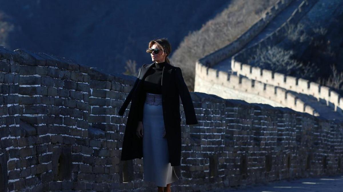La primera dama de EEUU, Melania Trump, visita la Gran Muralla en Pekín (China) el 10 de noviembre de 2017, en el ámbito de la visita del mandatario estadounidense y su esposa al país.
