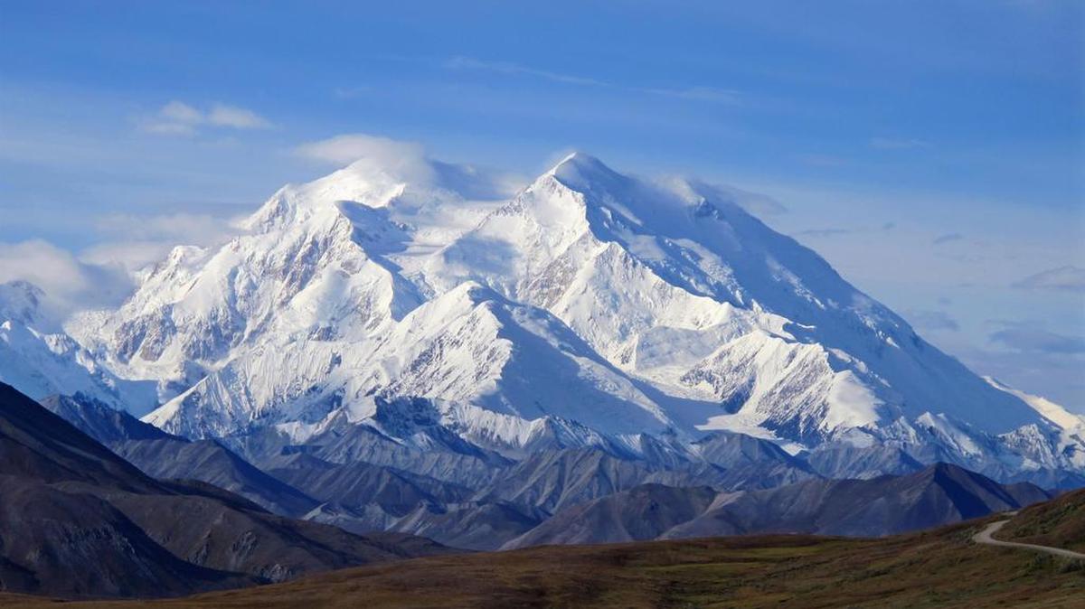 
La imagen muestra una hermosa vista del Monte McKinley en el Parque Nacional Denali, en Alaska.
