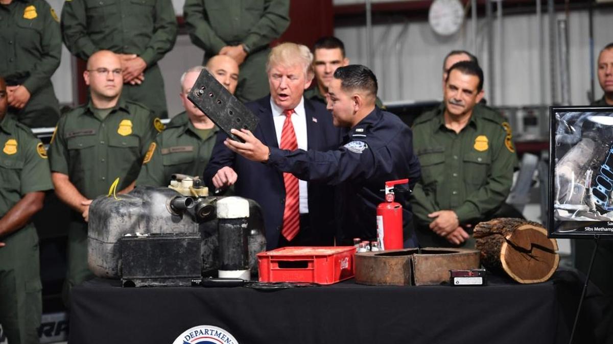 El presidente Donald Trump hace una visita a las instalaciones de la Oficina de Protección de Frontera y Aduanas en Yuma, Arizona, el 22 de agosto.