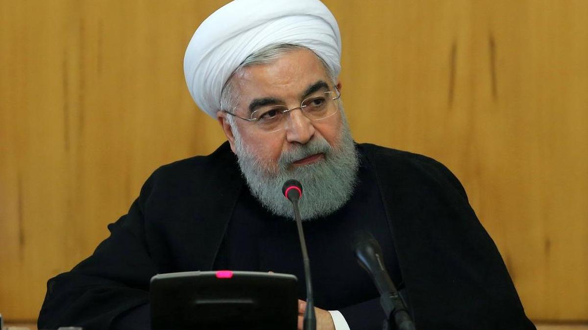 Fotografía cedida por la web oficial de la presidencia iraní que muestra al presidente iraní, Hasan Rohaní, durante un consejo de ministros en Teherán (Irán) el 11 de octubre de 2017.