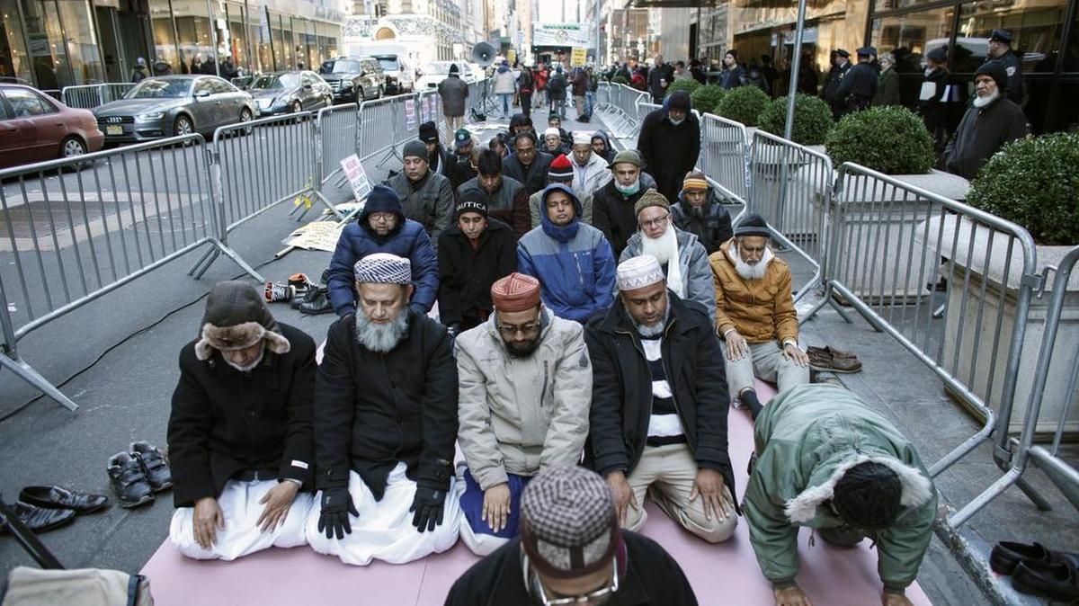 Un grupo de musulmanes rezan antes de una concentración frente a la Torre Trump el 20 de diciembre 2015 en Nueva York. El aspirante presidencial republicano Donald Trump propuso un llamado a la prohibición de los musulmanes a entrar en los Estados Unidos.