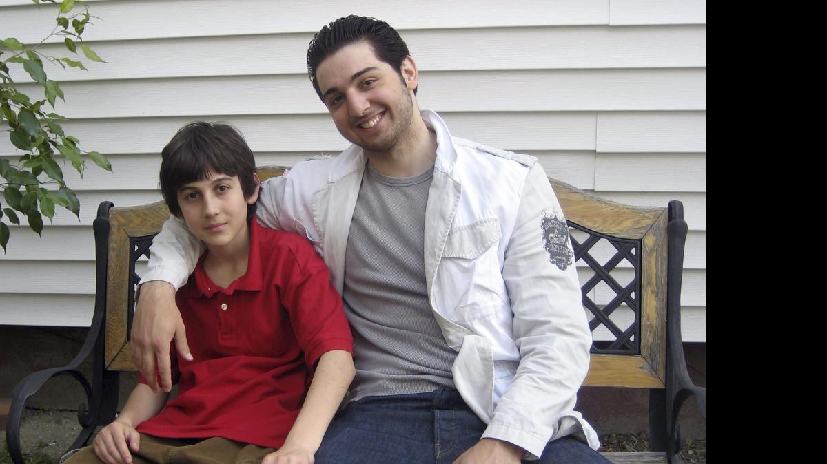 
Una foto de los hermanos Dzhokhar Tsarnaev (izq.) y Tamerlan Tsarnaev , presentado por la defensoría pública el 29 de abril de 2015.
