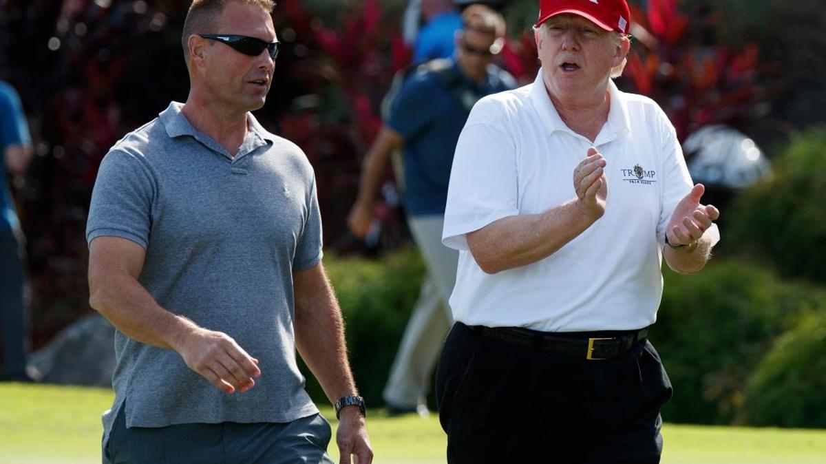El presidente Donald Trump junto a Gene Gibson, comandante de Guardacostas de EEUU en Lake Worth Inlet, durante un juego de golf en West Palm Beach el 29 de diciembre del 2017.