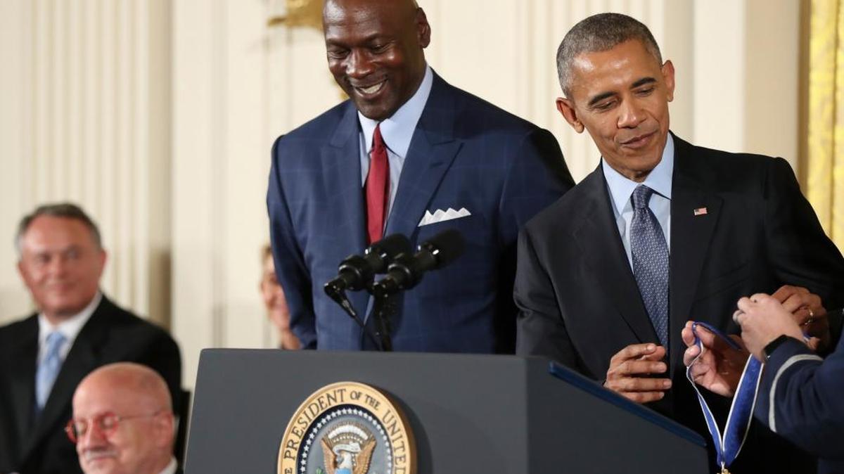 El presidente Barack Obama en el momento de entrega de la medalla al ex jugador estrella de la NBA, Michael Jordan, durante la ceremonia en la Casa Blanca.