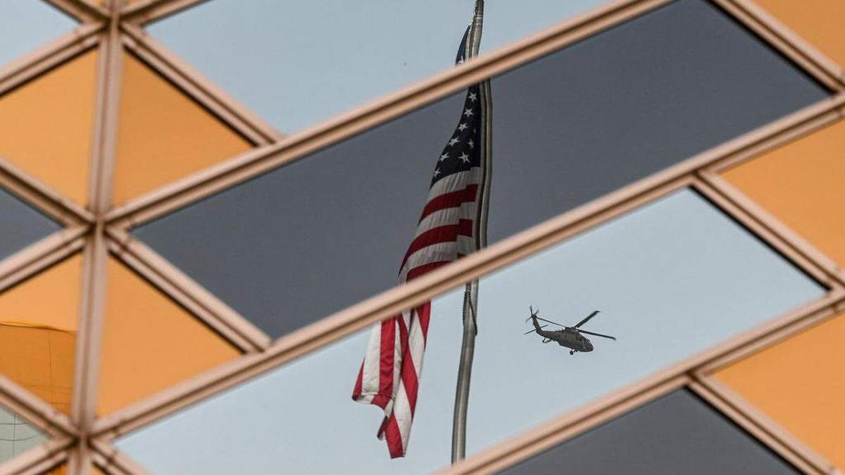 Estados Unidos dijo el jueves que estaba enviando tropas al aeropuerto internacional de la capital de Afganistán en Kabul y retirará al personal de la embajada de Estados Unidos mientras los talibanes logran avances rápidos. La bandera nacional de EEUU se refleja en las ventanas del edificio de la embajada en Kabul.