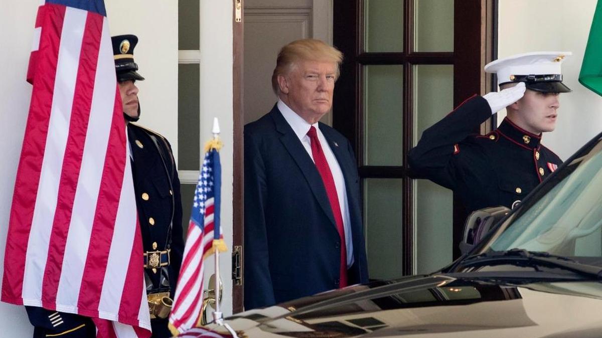 El presidente de EE.UU., Donald J. Trump, sale a recibir al primer ministro de Italia Paolo Gentiloni (c) a su llegada el jueves 20 de abril de 2017, a la Casa Blanca en Washington.