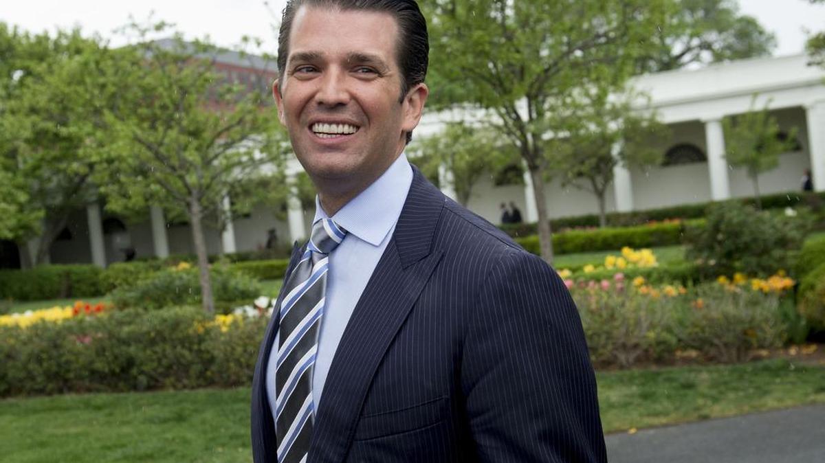 Esta foto de archivo tomada el 17 de abril de 2017 muestra a Donald Trump, Jr., hijo del presidente de los Estados Unidos Donald Trump, asistiendo a la 139a Casa Blanca Easter Egg Roll en el Jardín Sur de la Casa Blanca en Washington, DC.