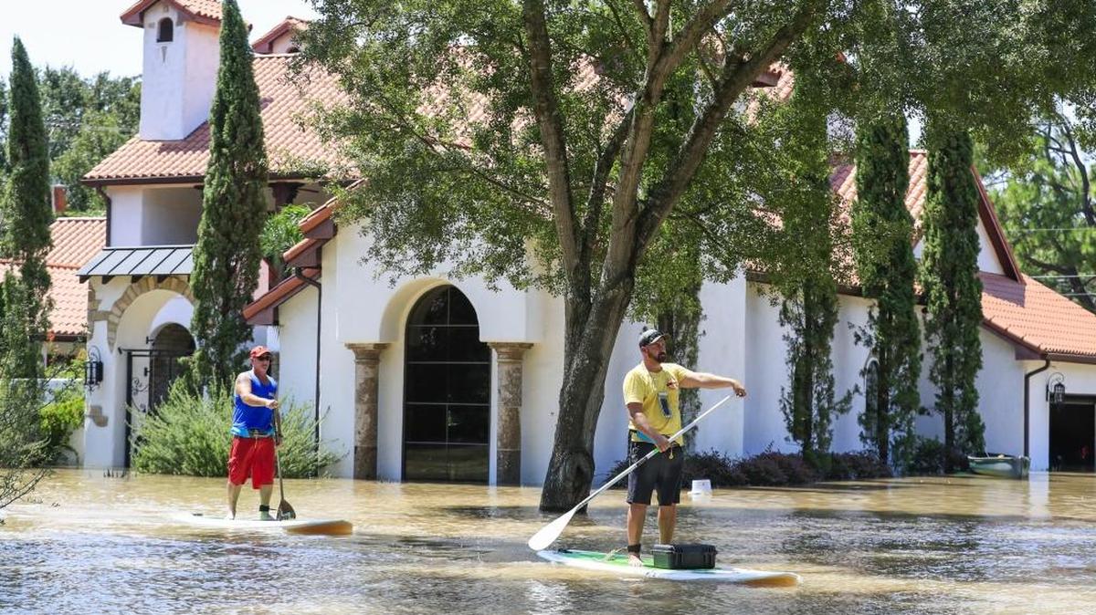 Habitantes se desplazan en tablas de surf como consecuencia de las inundaciones por el paso del huracán Harvey en Houston, Texas, EE.UU., el 31 de agosto de 2017. El huracán Harvey tocó tierra en la costa sur de Texas como un importante Huracán de categoría 4. La última vez que un huracán de este tamaño golpeó a los Estados Unidos fue en 2005.