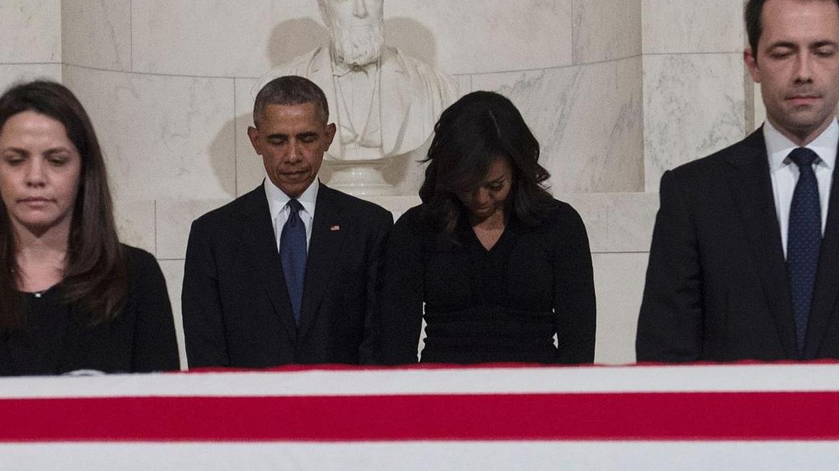 El presidente Obama y su esposa Michelle acudieron a orar ante el féretro, envuelto en la bandera de Estados Unidos.