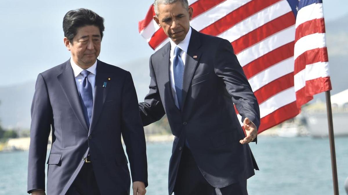 El presidente de Estados Unidos Barack Obama (izq.) con el primer ministro japones Shinzo Abe.
