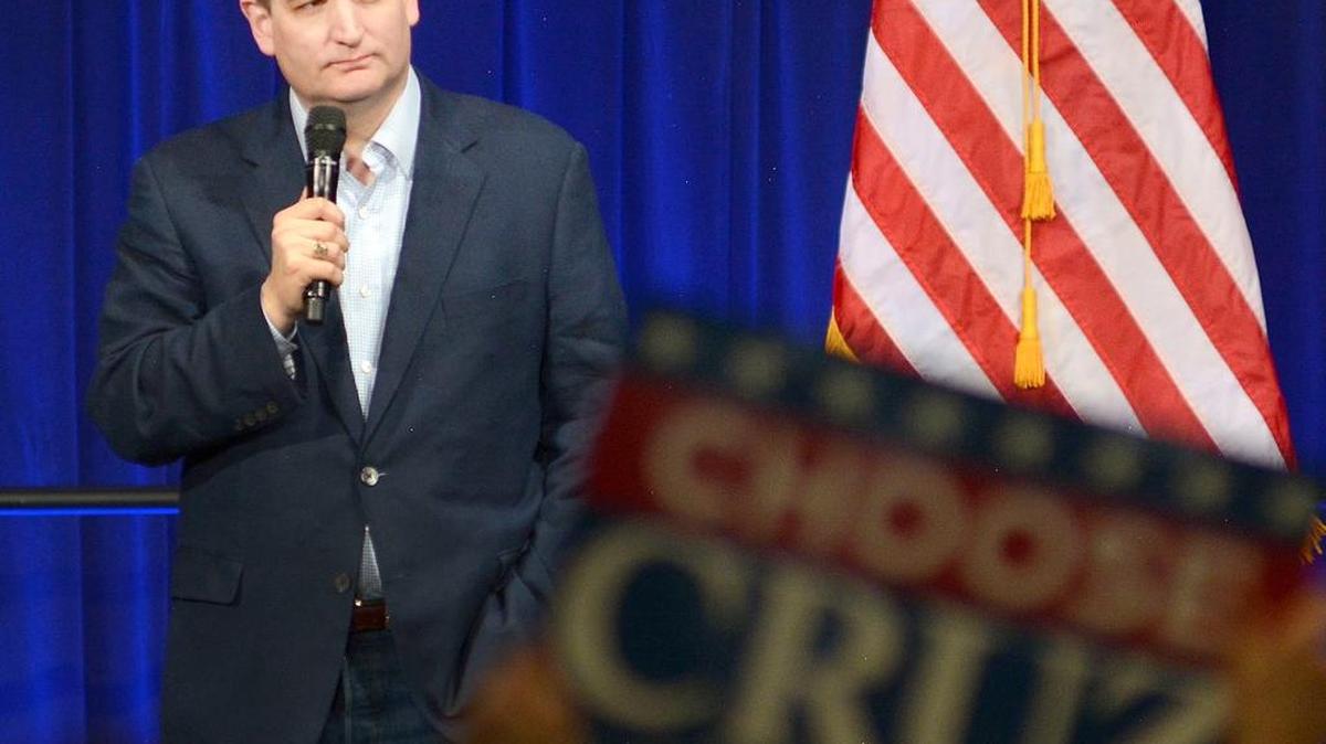 El candidato a la nominación del partido republicano, Ted Cruz, habla con sus seguidores en Fort Wayne, Indiana, este lunes.
