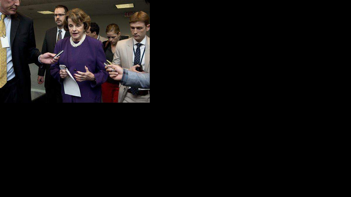 En esta fotografía del 3 de junio de 2014, la presidenta de la Comisión de Inteligencia del Senado Dianne Feinstein, es seguida por reporteros en el Capitolio de Washington.