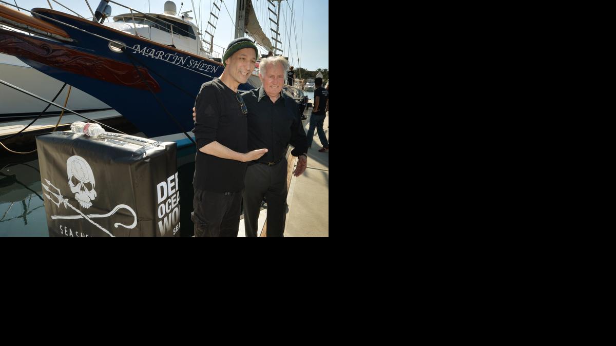 
El director y escritor Sam Simon (izq.) junto al actor Martin Sheen. Simon murió el domingo en su casa en Pacific Palisades, California, informó su agente Andy Patman. Le habían diagnosticado un cáncer de colon avanzado en el 2011. 
