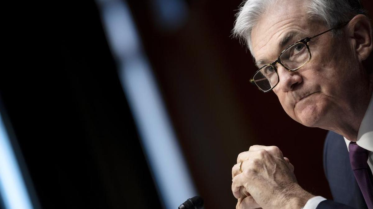El presidente de la Reserva Federal Jerome Powell escucha durante una audiencia para su renominación ante una comisión del Senado el martes 11 de enero de 2022, en el Capitolio, en Washington. (Brendan Smialowski/Pool vía AP)