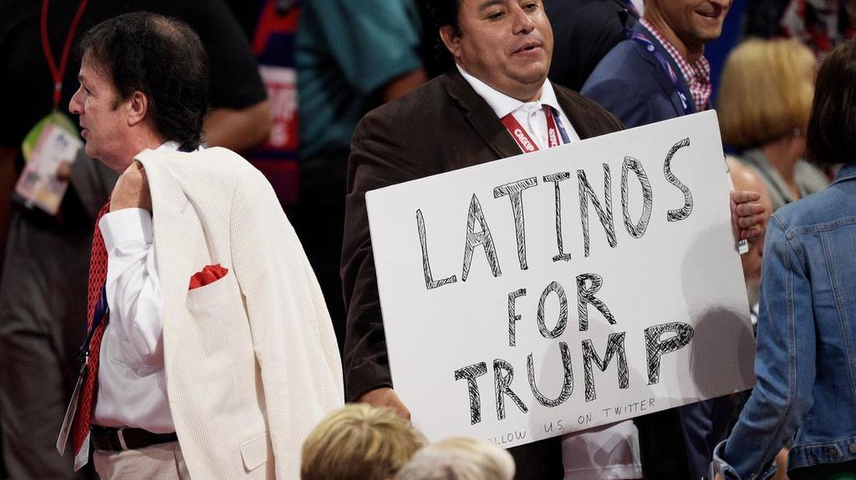 Un delegado hispano muestra su respaldo a la candiatura de donald Trump en la magna reunión de Cleveland.