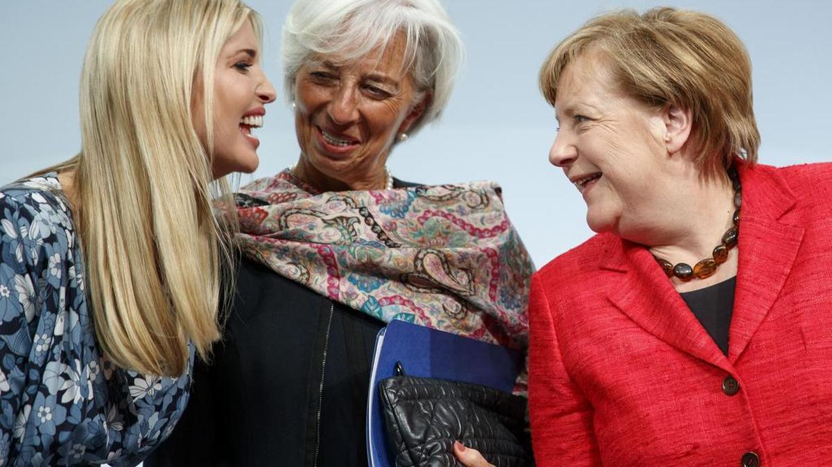 La hija del presidente estadounidense Ivanka Trump (i), habla con la canciller alemana, Angela Merkel (d), y la directora del Fondo Monetario Internacional, Christine Lagarde, (c), tras participar en la mesa redonda "Mujeres inspiradoras: aumentando el espíritu empresarial de las mujeres" durante la cumbre de la mujer del G20, Woman20 (W20), el 25 de abril de 2017, en Berlín (Alemania).