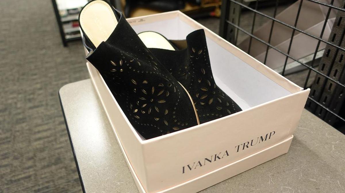 Zapatos Ivanka Trump en exhibición en una tienda de Nordstrom el jueves, 9 de febrero 2017 en Arlington, Virginia. Nordstrom retiró los productos alegando una bajada en las ventas.