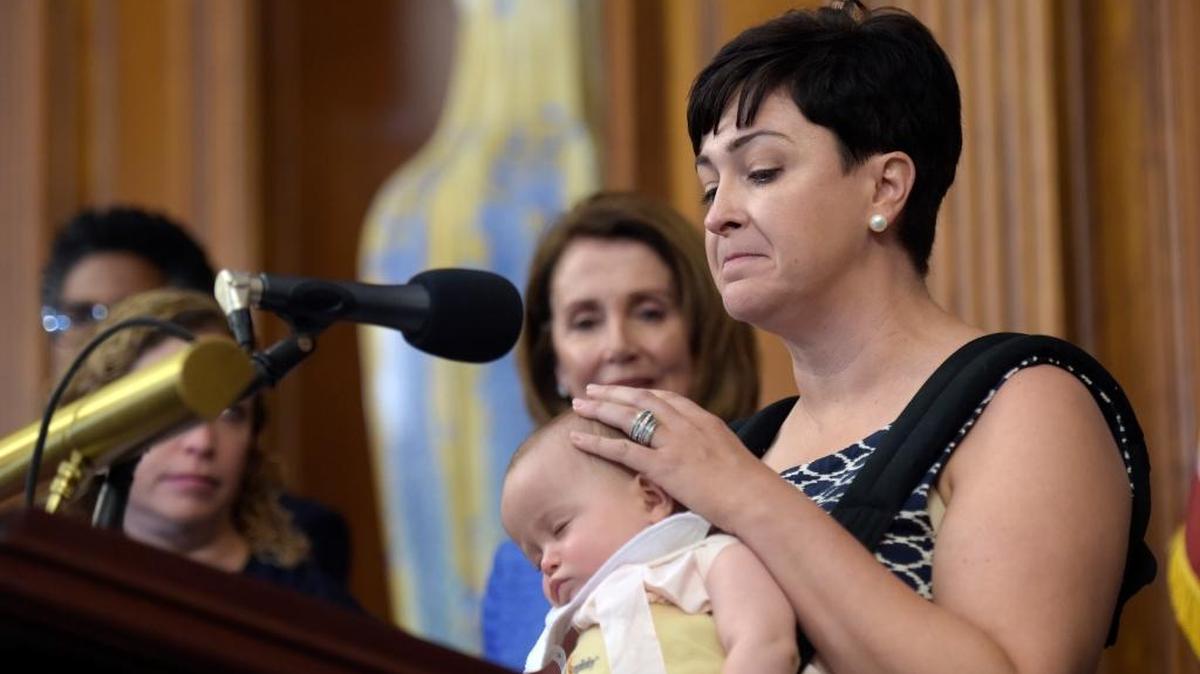 Emily J. Holubowich acaricia a su niña Jackie durante su intervención en una conferencia sobre el zika tras la sesión del Congreso, que abordó el tema.