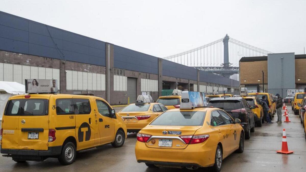Taxistas esperan para recoger cajas de comidas preparadas en el centro de distribución temporal de alimentos en Nueva York, el 30 de abril del 2020.