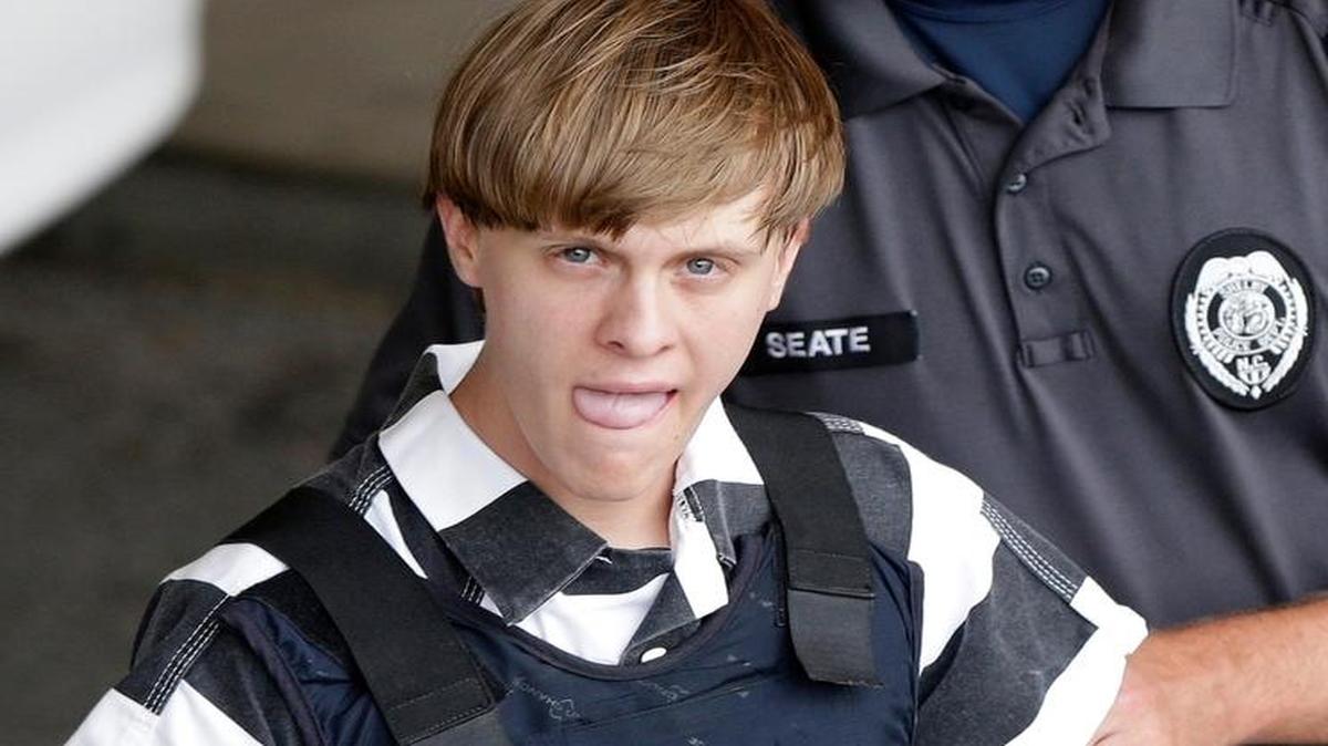 A los oficiales les tomó entre ocho y nueve horas procesar la escena del crimen que dejó Dylann Roof en su masacre racista.