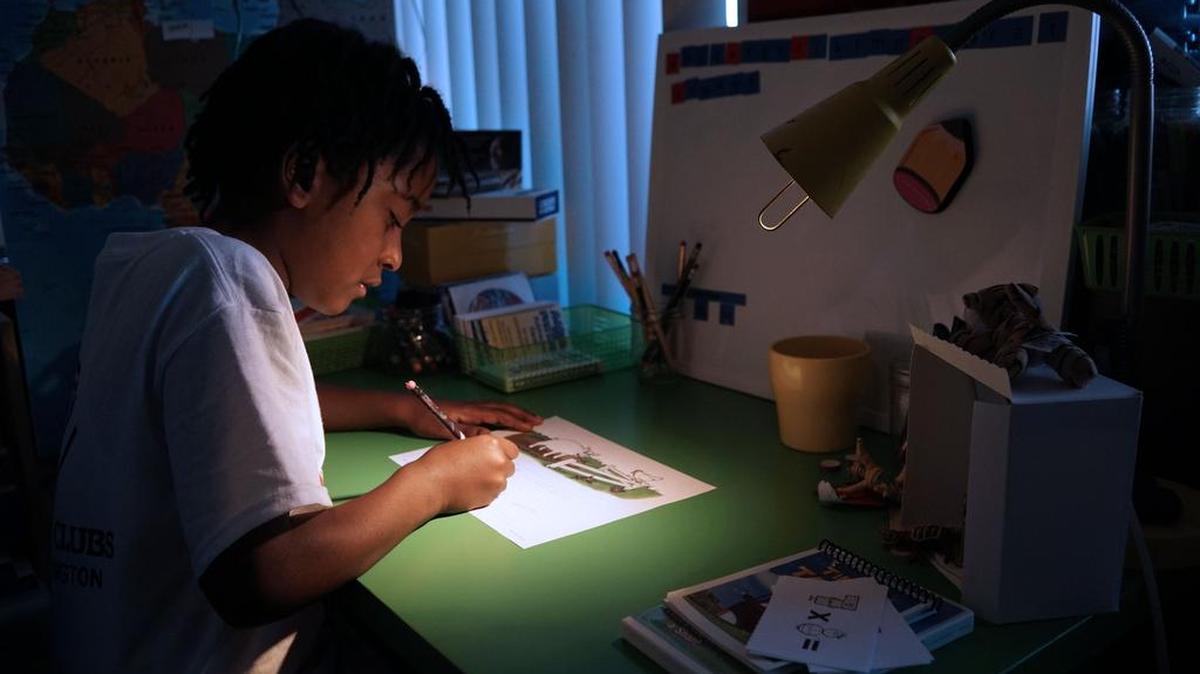 Ayinde, de 10 años, educada en casa por su madre Monica Utsey, trabaja en su escritorio en Washington, DC el 24 de febrero de 2017.