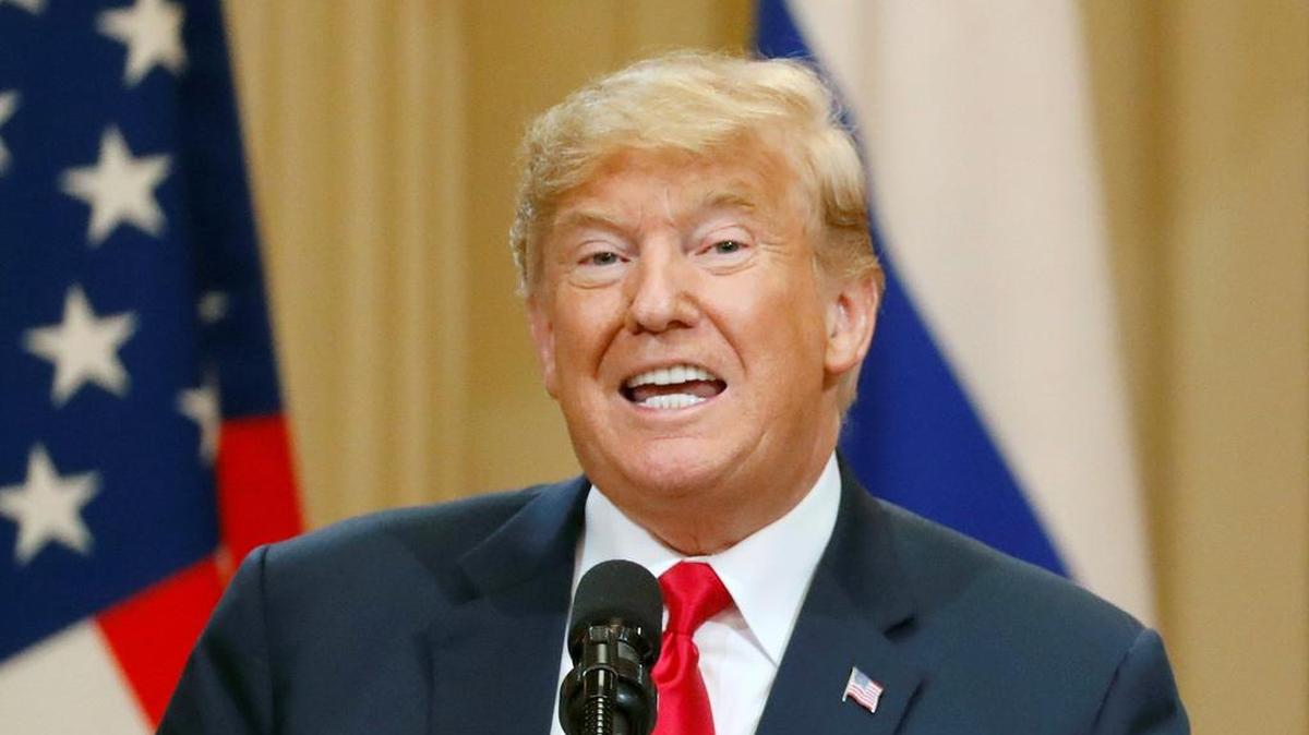 EPA1966. HELSINKI (FINLANDIA), 16/07/2018.- El presidente estadounidense, Donald J. Trump, y su homólogo ruso, Vladimir Putin (no aparece en imagen), ofrecen una rueda de prensa conjunta tras la cumbre formal entre ambos dirigentes celebrada en el Palacio Presidencial de Helsinki, Finlandia, hoy, 16 de julio de 2018. EFE/ Anatoly Maltsev