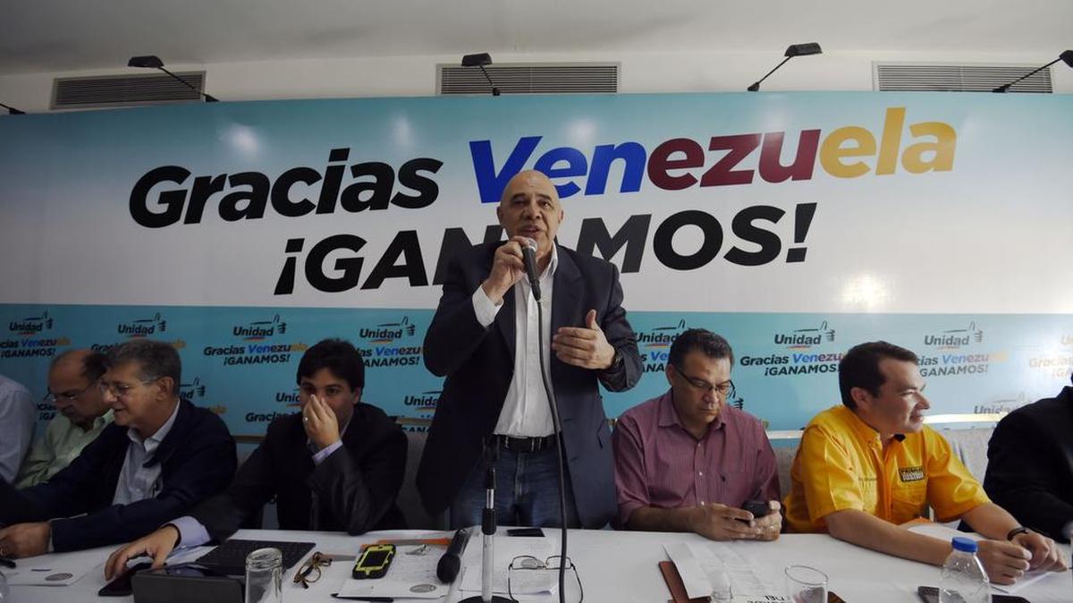 El secretario ejecutivo de la alianza Mesa de la Unidad Democrática (MUD) Jesús Torrealba durante una conferencia de prensa.