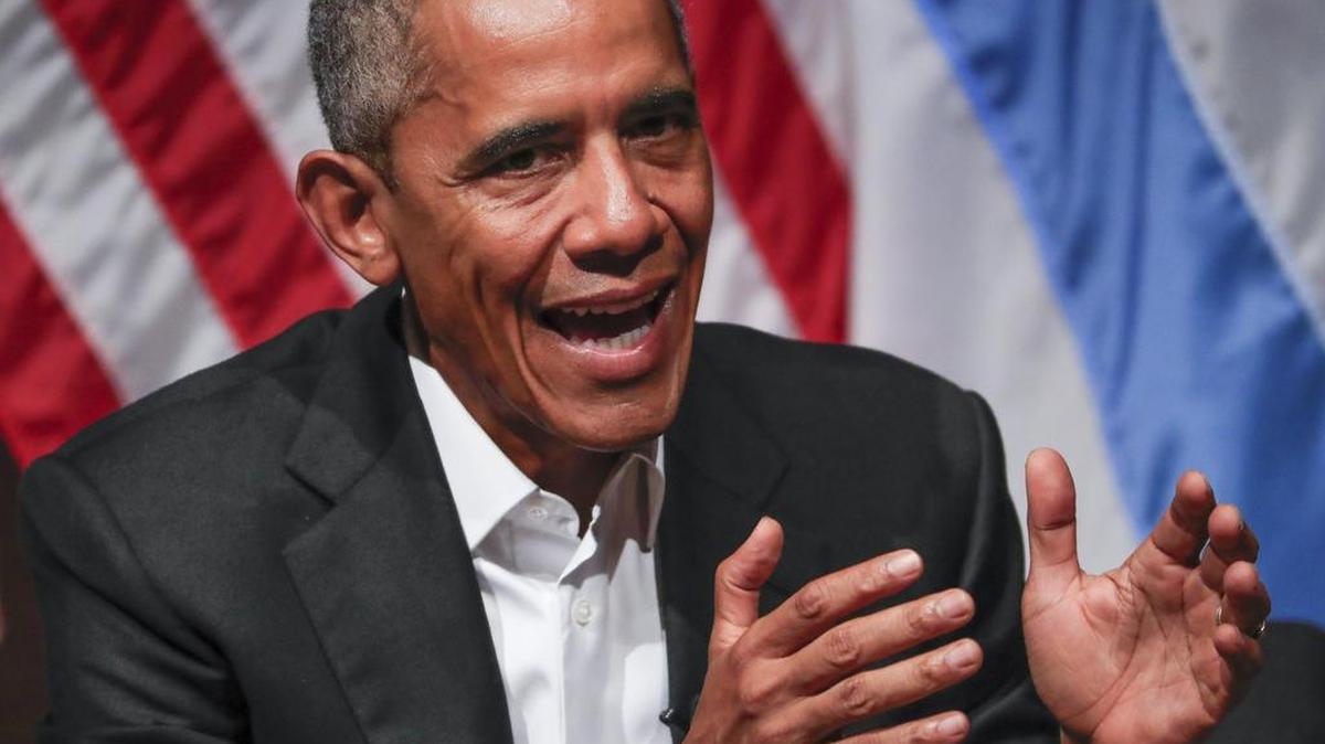 El ex presidente estadounidense, Barack Obama, participa en una charla sobre la organización comunitaria y el compromiso cívico en la Universidad de Chicago, en Illinois, Estados Unidos, el 24 de abril de 2017.