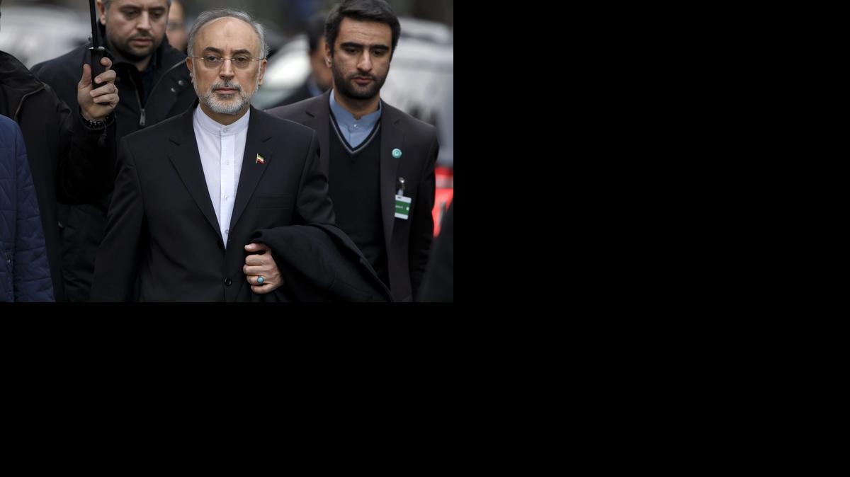 
El director de la Organización de Energía Atómica de Irán, Ali Akbar Salehi (centro), tras su reunión el lunes con altos funcionarios estadounidenses.


