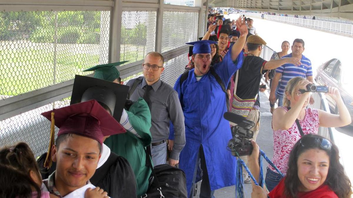 Un grupo de 25 estudiantes indocumentados protegidos por el programa de Acción Diferida (DACA) logró regresar a Estados Unidos, después de estar un mes en México. Foto de archivo.