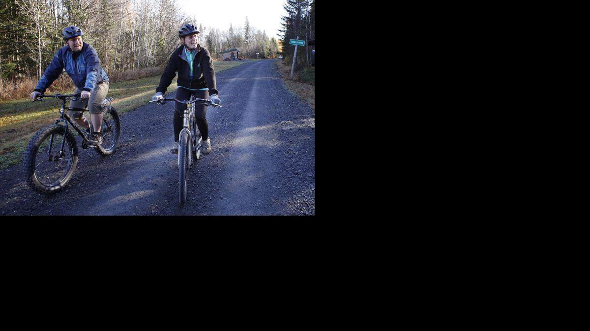<cutline_leadin>Seguida por</cutline_leadin> dos patrullas de policía, Kaci Hickox salió junto a su compañero, a andar en bicicleta sin emitir ningún tipo de declaración a los medios.
