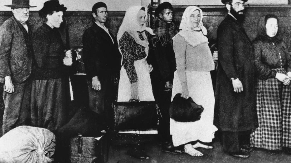 
Un grupo de inmigrantes arriba a Ellis Island, el punto principal de entrada en Nueva York a finales del siglo XIX y principios del siglo XX. Unos 16 millones de inmigrantes entraron por Ellis Island entre 1892 y 1924. 
