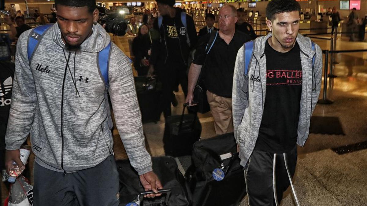Cody Riley, Jalen Hill y LiAngelo Ball, los jugadores de básquetbol de la UCLA fueron captados robando mientras viajaban en equipo a China, regresaron de Shanghai en el Aeropuerto Internacional de Los Ángeles el martes 14 de noviembre de 2017.
