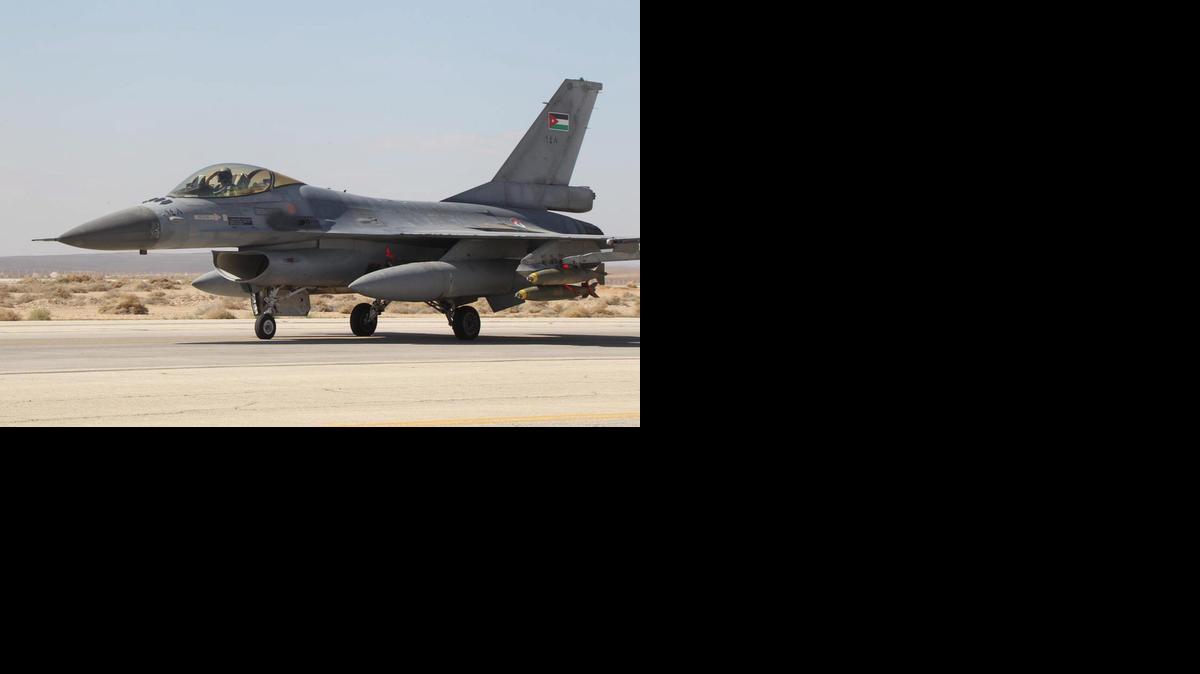 
Un avion de combate jordano antes de despegar el jueves de una base área en Jordania. Este país bombardeó blancos del EI en Siria.



