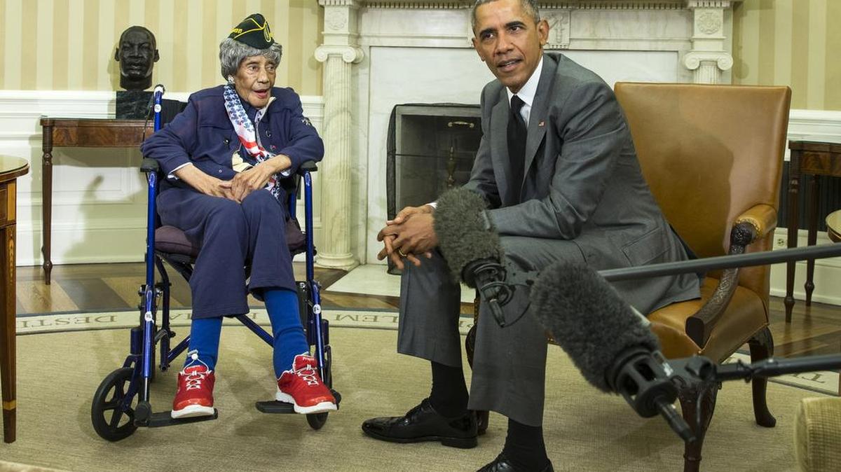 
El presidente Barack Obama dialoga con Emma Didlake durante un encuentro en la Casa Blanca.
