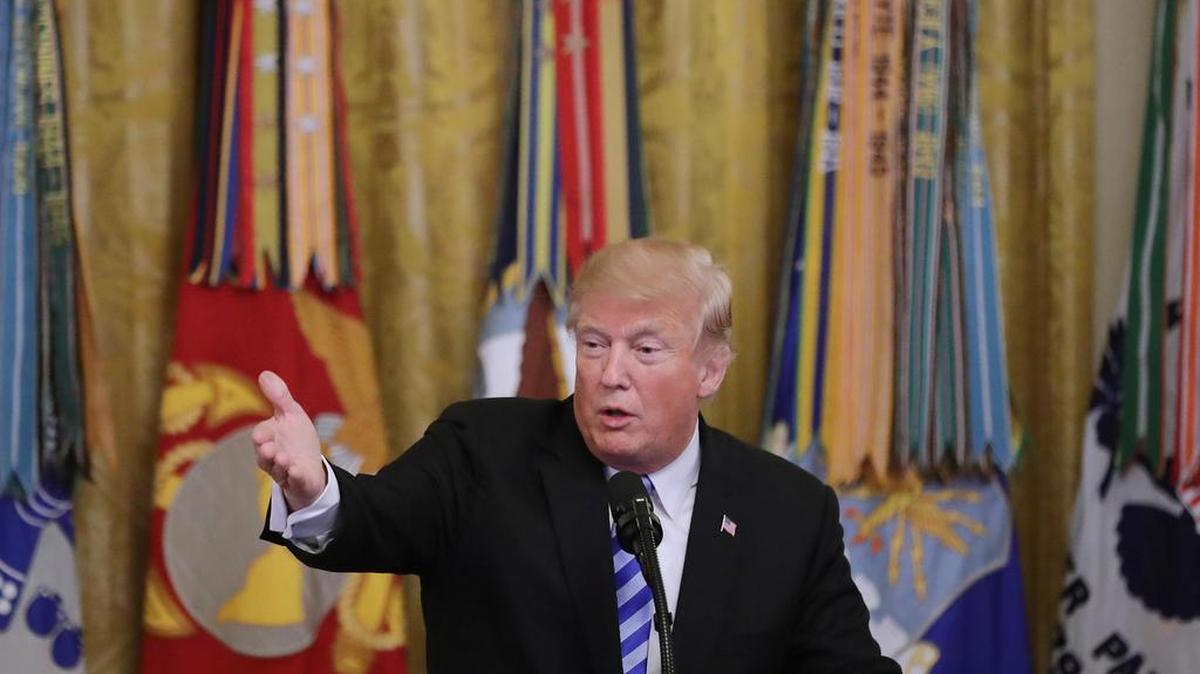 El presidente de EE.UU. Donald Trump habla durante un evento que conmemora el 35 aniversario del ataque a los cuarteles de Beirut, en la Sala Este de la Casa Blanca en Washington (EE.UU.) el jueves 25 de octubre de 2018.