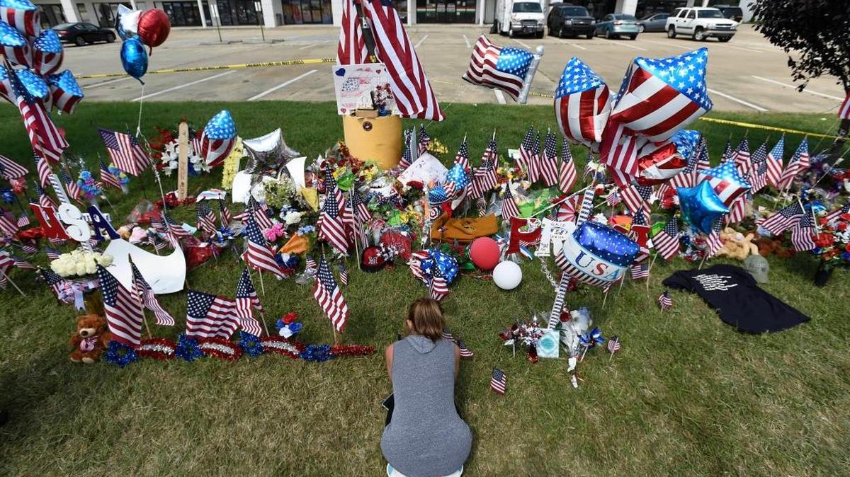 Daly Simmons reza frente a la instalación de las Fuerzas Armadas en Chattanooga, Tenn., donde Muhammad Youssef Abdulazeez mató a cinco personas en julio del 2015.