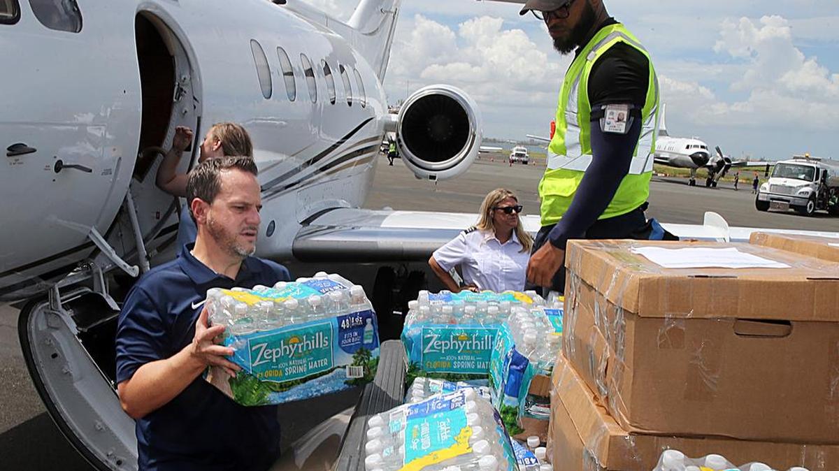Alex MacNamara, director ejecutivo de Nova Southeastern University (NSU), ayuda a desembarcar unas 2000 libras de suministros de emergencia enviados desde Florida a Puerto Rico.
