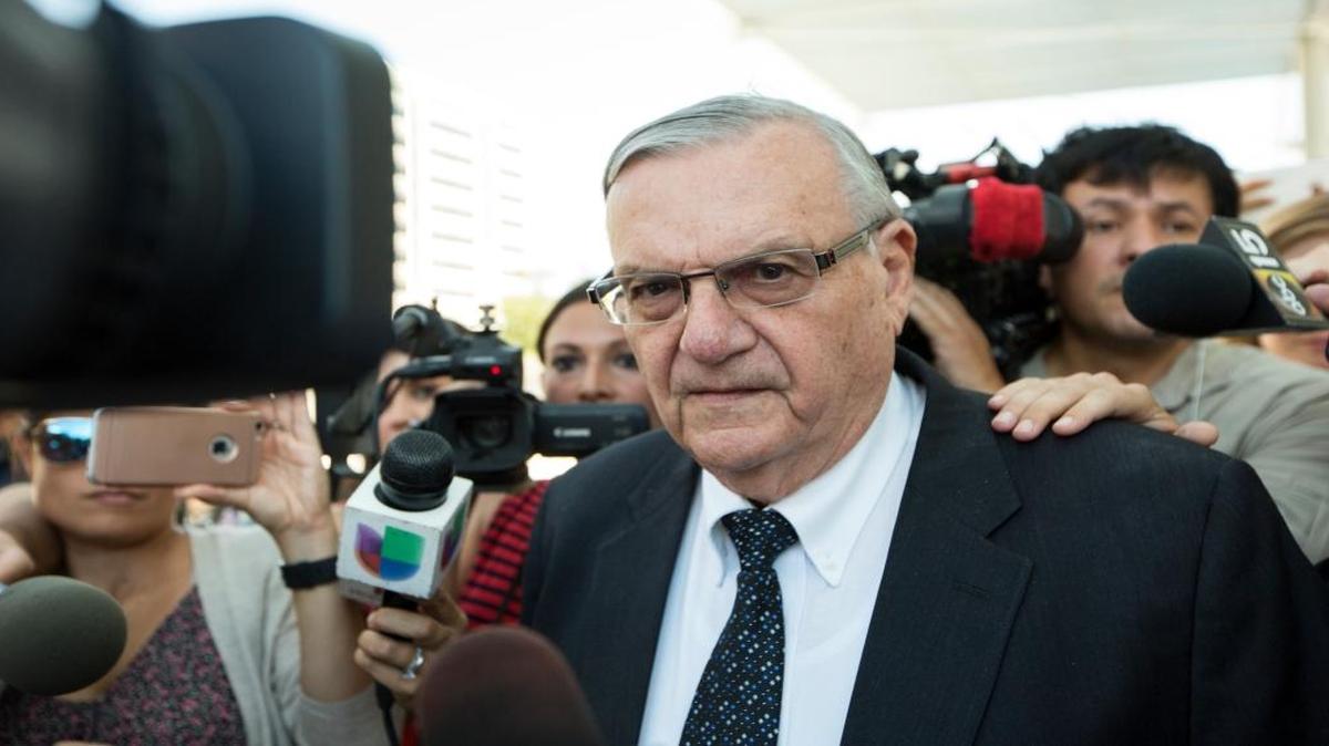 El ex jefe de policía Joe Arpaio fue declarado culpable el lunes 31 de julio de 2017 de desacato a la corte al negarse a detener los operativos de tránsito dirigidos contra los inmigrantes. En una foto de archivo el ex Sheriff Joe Arpaio abandona el juzgado federal el jueves 6 de julio de 2017 en Phoenix.