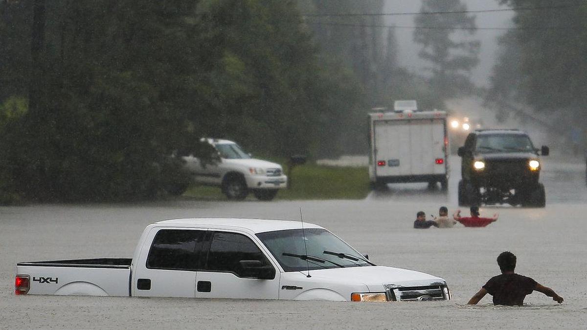 Cuatro personas han muerto en las inundaciones que siguieron a torrenciales aguaceros en partes de Estados Unidos en los últimos días.