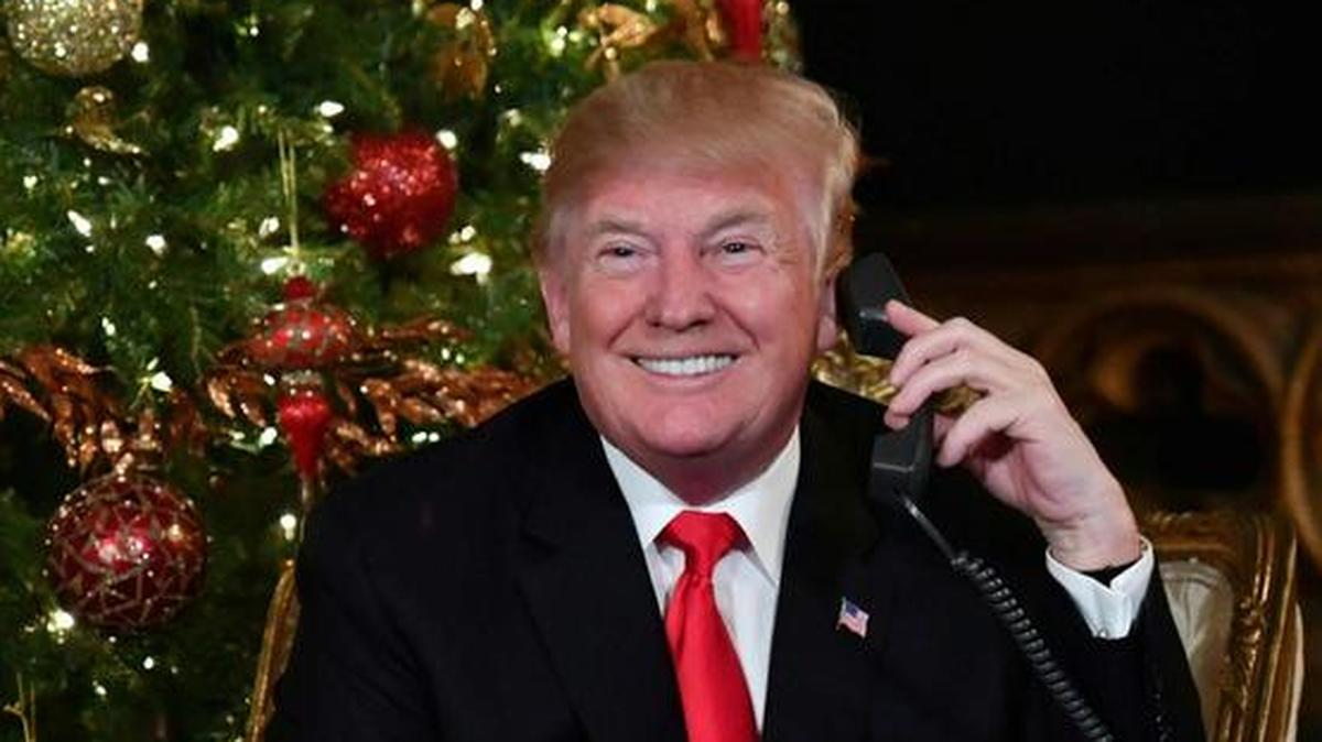El presidente de EEUU, Donald J. Trump, habla por teléfono en Mar-a-Lago en Palm Beach, Florida, el 24 de diciembre de 2017.