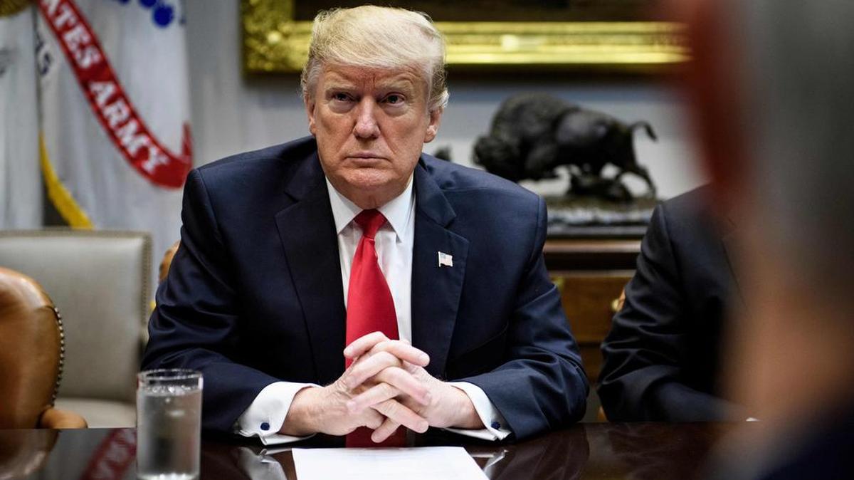 El presidente Donald Trump se prepara para una reunión en el Salón Roosevelt de la Casa Blanca, el 25 de enero.