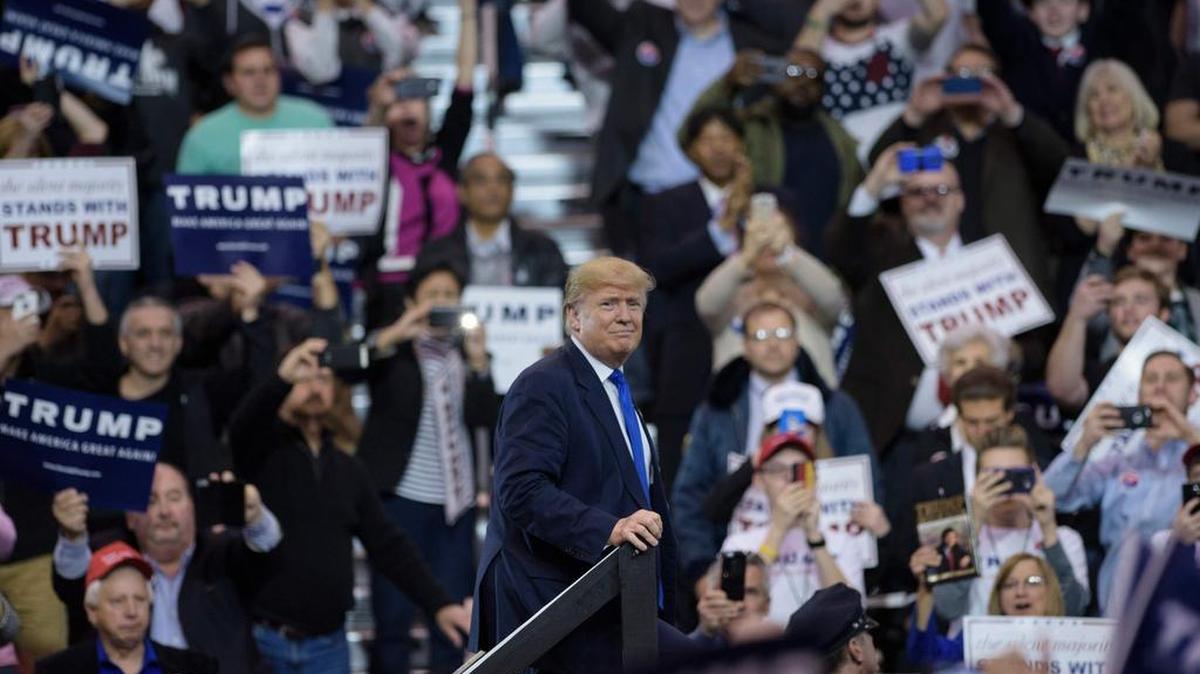 Donald Trump llega el sábado para un mitin en el International Exposition Center en Cleveland, Ohio.